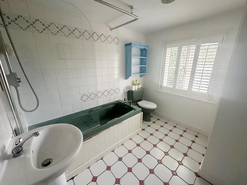 Lot: 70 - DETACHED HOUSE FOR REFURBISHMENT - Bathroom with W.C.